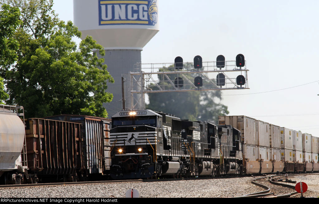 NS 6953 leads train 213 southbound